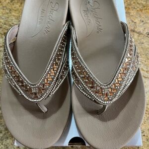 Skechers TRUE GEM Vegan Arch Fit Jeweled Flip Flops / Size 7 / Mocha
